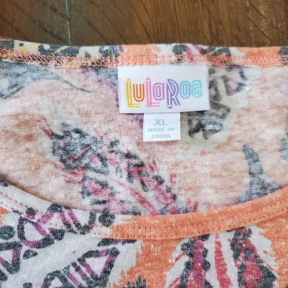 🎈2/$15 LuLaRoe feather t-shirt - Picture 2 of 4